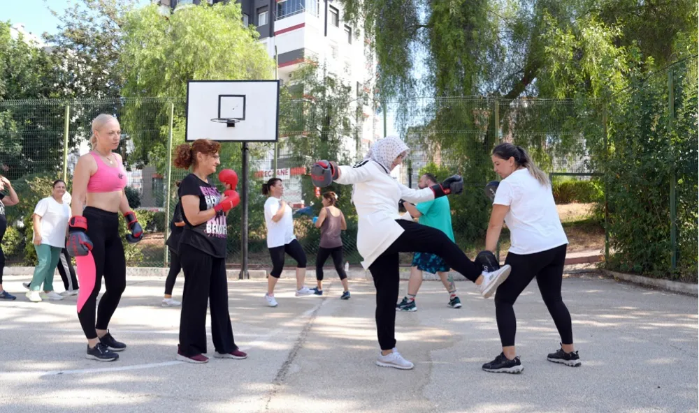 ÇUKUROVALI KADINLAR GÜNE SPORLA BAŞLIYOR
