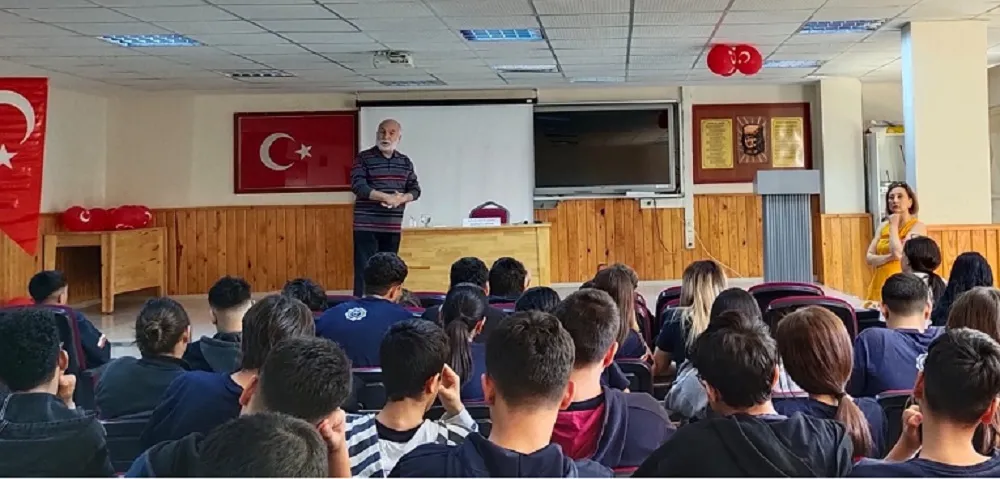 ÖZKE GENÇ İLETİŞİMCİLERLE DENEYİMLERİNİ PAYLAŞTI