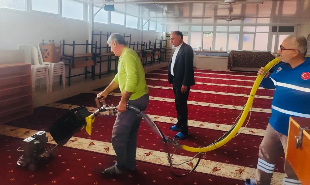 CHP’Lİ BAŞKAN CAMİİ’DE TEMİZLİK KONTROLÜNDE!