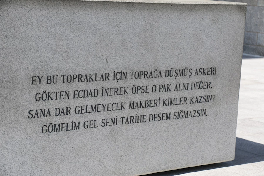 Açıklama: mezarlık, metin, mezar, anma töreni içeren bir resim

Yapay zeka tarafından oluşturulan içerik yanlış olabilir.