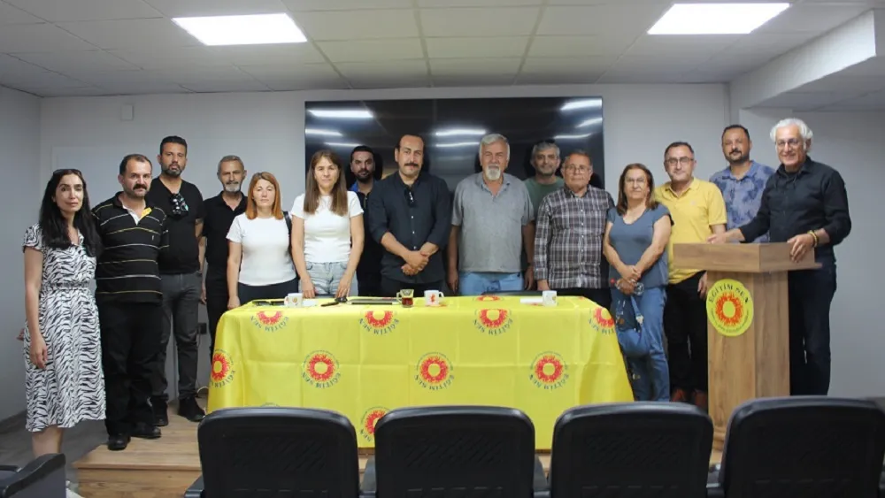 ADANA’DAKİ KHK’LILAR GÖREVE İADE İSTEDİ