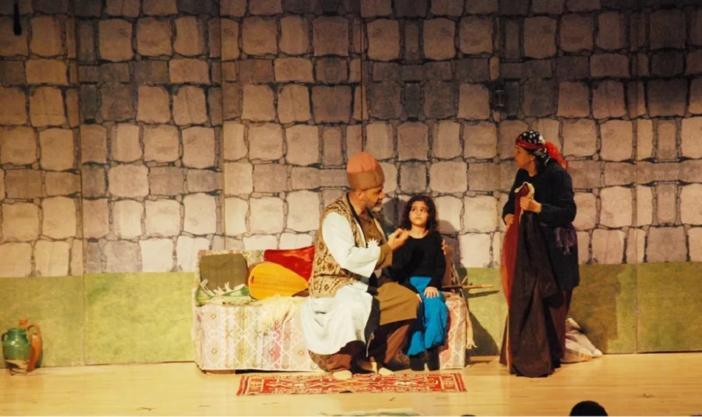 DOST OYUNCULAR PİR SULTAN ABDAL’I KADİRLİ’DE SAHNELEDİ