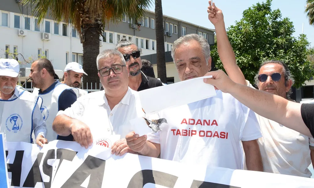 SAĞLIK MÜDÜRLÜĞÜ ÖNÜNDE BORDROLARINI YAKTILAR