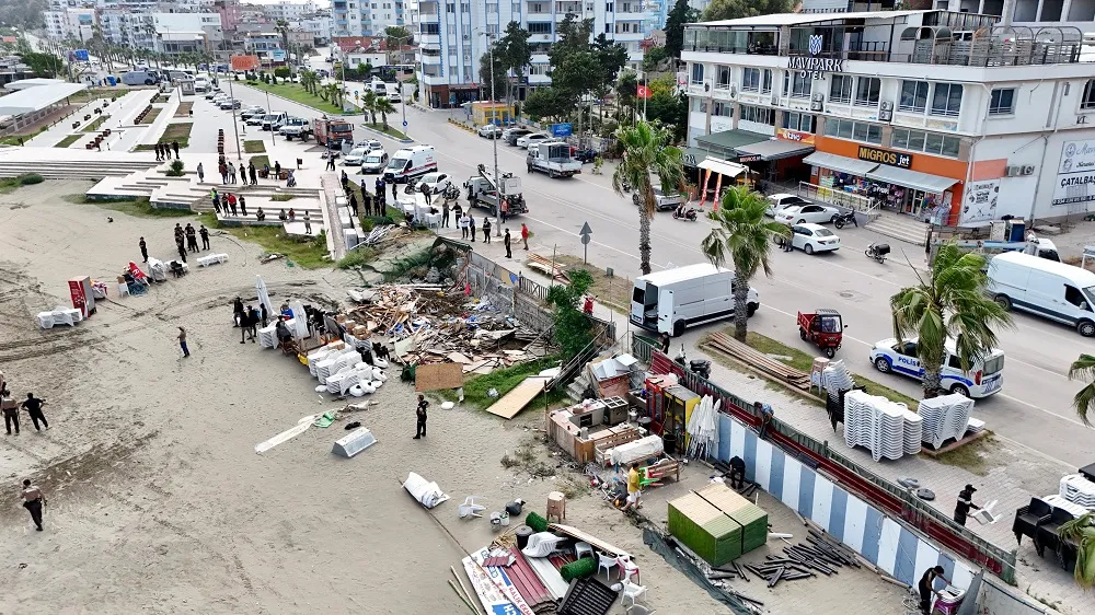 ADANA’DA KAÇAK YAPILAR YIKILIYOR