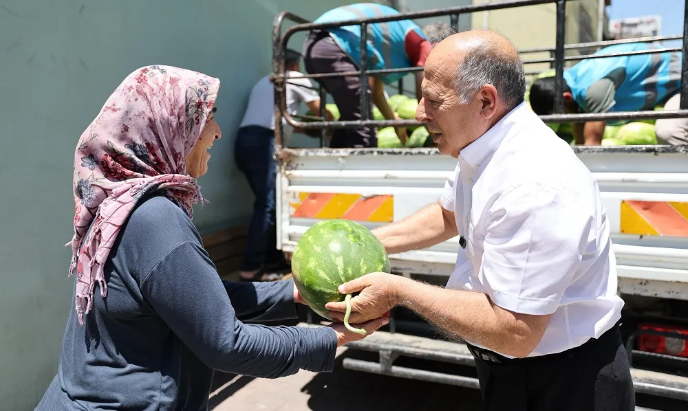 DEMİRÇALI SOKAKTA ÜCRETSİZ KARPUZ DAĞITTI