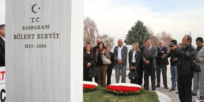 Bülent Ecevit’in mezarı başındaki anıldı