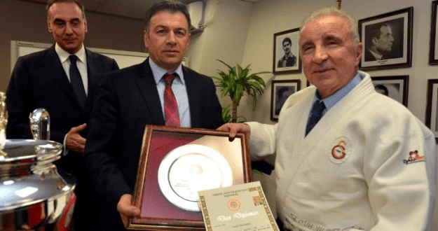 Aysal’a Kupa ve Siyah Kuşak