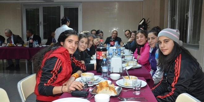 Adana’da Başarılı Sporculara Yemek Ziyafeti