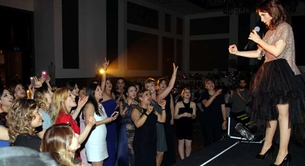 Sertap Erener Çukurova GİAD İçin Sahnede