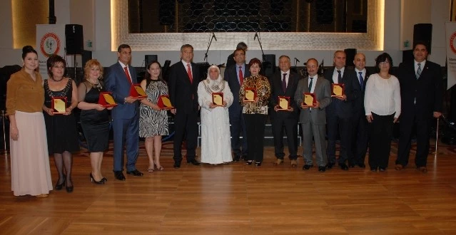 30 Yılını Dolduran Eczacılara Plaket