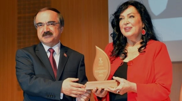 Türkan Şoray  Adana’da  “Yılın En İyi Annesi”