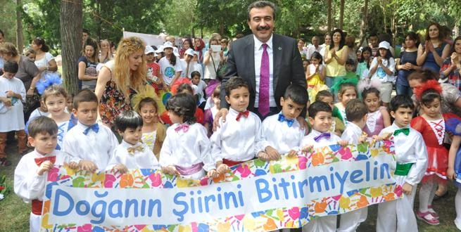 Çevre Gününde Çocuklarla Yürüdü