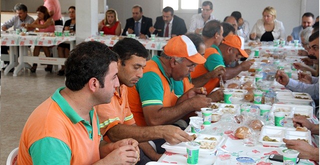 sonercetin_iscilerle_yemek