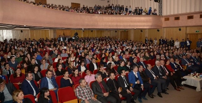 Demirci, Büyükşehir personelinin stresini aldı