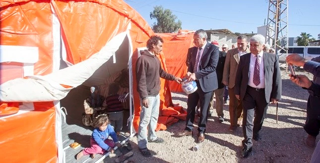 ÇADIRLARI YANAN TARIM İŞÇILERINE KARALAR’DAN YARDIM