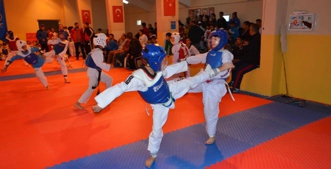 11 İLDEN 300 SPORCU YARIŞTI