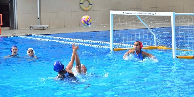 BAYANLAR SUTOPUNDA 8 TAKIM MÜCADELE ETTİ