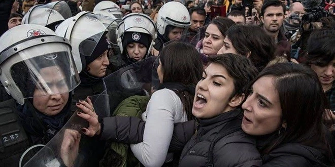 “KADINLARI DEĞİL, KADIN CİNAYETLERİNİ DURDURUN!”