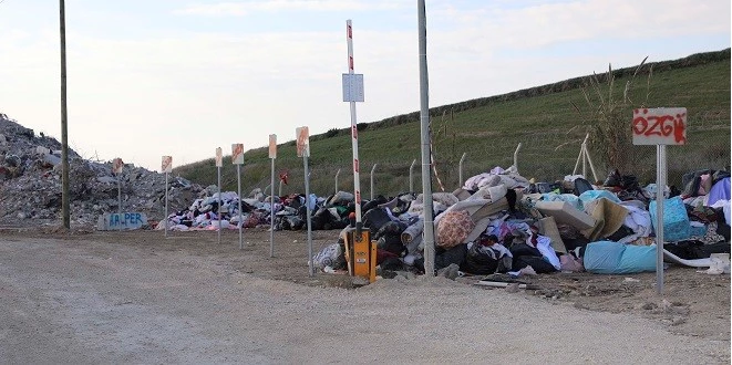 ADANA’DA ÇÖKEN BİNALARIN MOLOZLARI EŞYALARIYLA BİRLİKTE KORUNUYOR