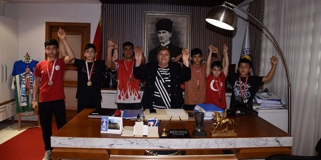 <strong>CEYHANLI GÜREŞÇİLERDEN MADALYA</strong>