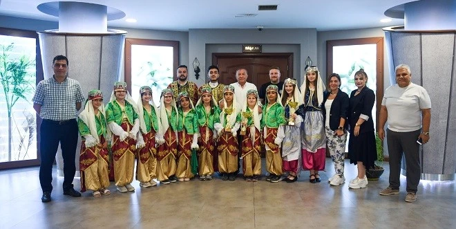 HALK OYUNLARI EKİBİNDEN BAŞKAN AKAY’A KUPALI ZİYARET