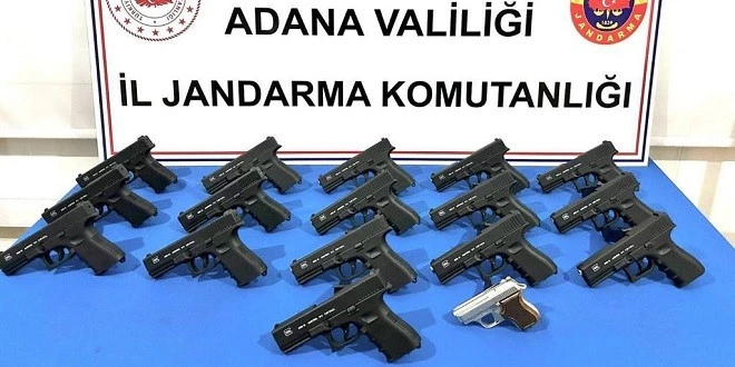 OTOMOBİLDE 17 RUHATSIZ SİLAH