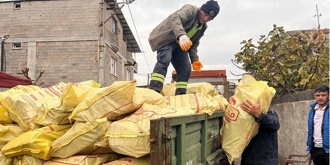 CEYHANLILARA BELEDİYEDEN YAKACAK YARDIMI